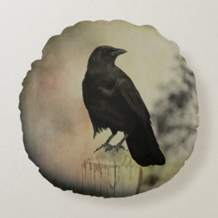 Crow auf einem Zaunposten Rundes Kissen