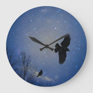 Crow fliegt in der Moody Sky Große Wanduhr