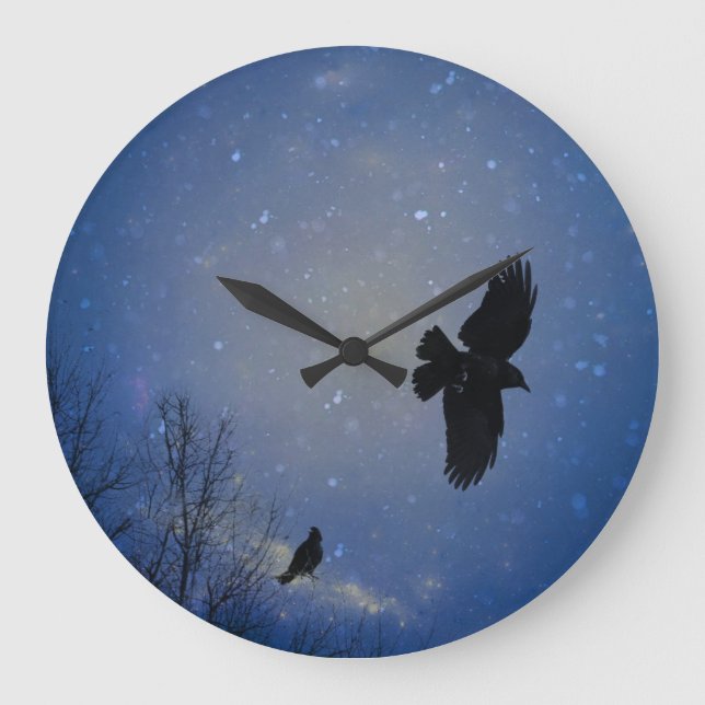 Crow fliegt in der Moody Sky Große Wanduhr (Vorderseite)