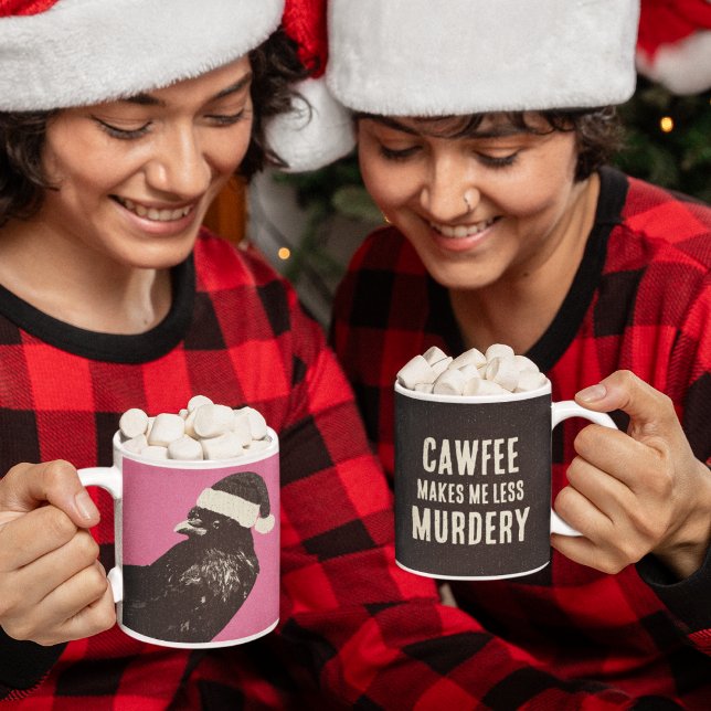 Crow Santa Christmas Cawfee Less Murdery Kaffeetasse (Pink and black retro crow Christmas mug is double-sided with a funny quote on the back.)