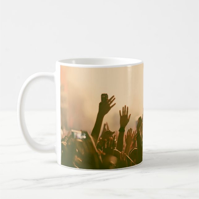 Crowd at concert - Retro-Stil Fotokonzert, Kaffeetasse (Links)