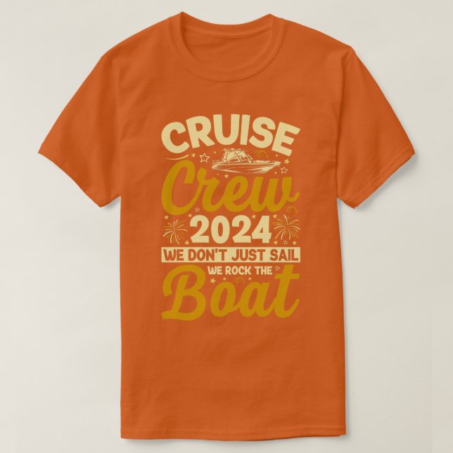 Cruise Crew 2024 Wir segeln nicht nur, wir rocken  T-Shirt (Design vorne)