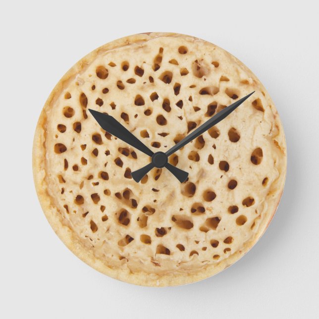 Crumpet auf weiß runde wanduhr (Vorderseite)