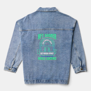 Crypto-Gamer wie ein normaler Gamer mit Geld in Nf Jeansjacke