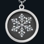 Crystal Snowflake Necklace Versilberte Kette<br><div class="desc">Zarte Kristalle und glänzende Perlen schmücken die Foto-Illustration auf dieser Halskette. Es ist ein schönes Memento für jedes Mädchen in der Hochzeitsfeier.</div>