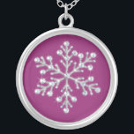 Crystal Snowflake Necklace Versilberte Kette<br><div class="desc">Zarte Kristalle und glänzende Perlen schmücken die Foto-Illustration auf dieser Halskette. Es ist ein schönes Memento für jedes Mädchen in der Hochzeitsfeier.</div>