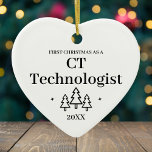 CT Technologe New Job Christmas Keramik Ornament<br><div class="desc">Erste Weihnachten als CT Technologist Herz-Ornament für einen Mitarbeiter,  Freund oder Familienmitglied. Elegante Porzellan Keramik Urlaubsornamente in Weiß mit schwarzer Schrift. Mit Weihnachtsbäumen und Sternen.</div>