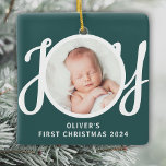 Cuatname First Christmas Foto Green Keepake Keramikornament<br><div class="desc">Dieses niedliche Baby's First Christmas Foto Ornament ist mit dem Wort JOY in stilvoller Schrift Typografie auf einem grünen Hintergrund dekoriert. Einfach mit Foto,  Name und Jahr anpassbar.</div>