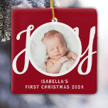 Cuatname First Christmas Foto Red Keepake Keramikornament<br><div class="desc">Dieses niedliche Baby's First Christmas Foto Ornament ist mit dem Wort JOY in stilvoller Schrift Typografie auf einem roten Hintergrund dekoriert. Einfach mit Foto,  Name und Jahr anpassbar.</div>