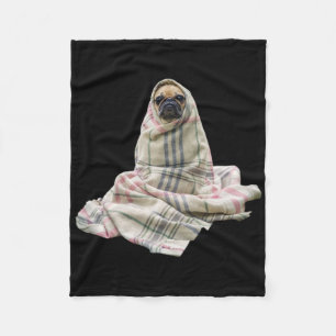 Cuddly Mops in einer Decke