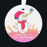 Cue Snowman Pink Baby`s First Christmas Ornament<br><div class="desc">Niedliches Snowman Pink Baby`s First Christmas Ornament. Niedlich lächelnder Schneemann mit einer Schneeflocke auf der Nase. Der Hintergrund ist ein rosa Farbspritzer mit weißen Schneeflocken. Einfach personalisieren mit Ihrem Namen und Geburtsjahr.</div>