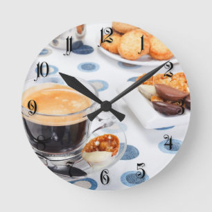 Cup of coffee and a cookie runde wanduhr