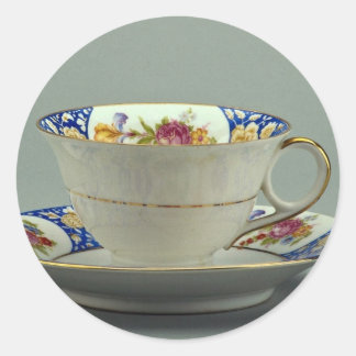 Cup und Untertasse mit farbenfrohen Blume-Designs  Runder Aufkleber