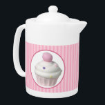 Cupcake<br><div class="desc">Mittlere weiße Porzellan-Teekanne mit beidseitigem Bild eines köstlichen Kuchens mit weißem Eis, pastellfarbenen Süßspeisen und einer rosa Eiskirsche in einem weißen Zentrum mit rosa Rahmen an rosa-rosa Streifen. Siehe dazu passende Süßigkeiten, Espressotasse, Krug, Papiertüte und Untersetzer. Sehen Sie sich die gesamte Geburtstagskollektion im LEBENSMITTEL/BEV an. | Abschnitt Geschirr.</div>