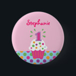 Cupcake First Birthday Button<br><div class="desc">Niedliche und farbenfrohe Taste perfekt für die Geburtstagsparty eines Mädchens. Enthält einen Kuchen mit der Nummer 1 oben. Das süße Design ist perfekt für das kleine Mädchen,  das an ihrem Party anziehen kann. Passen Sie es mit dem Namen Ihres Kindes an.</div>