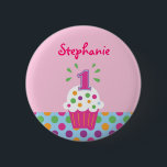Cupcake First Birthday Button<br><div class="desc">Niedliche und farbenfrohe Taste perfekt für die Geburtstagsparty eines Mädchens. Enthält einen Kuchen mit der Nummer 1 oben. Das süße Design ist perfekt für das kleine Mädchen,  das an ihrem Party anziehen kann. Passen Sie es mit dem Namen Ihres Kindes an.</div>