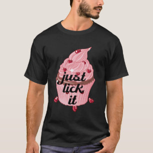 Cupcake mit rosafarbenem Zuckerguss und kleinen ro T-Shirt
