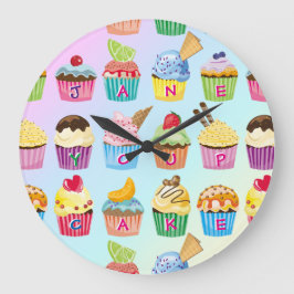 Cupcakes Fügen Sie Ihren Namen Monogram Delicious  Große Wanduhr