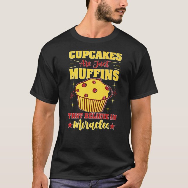 Cupcakes sind nur Muffins, die an Wunder glauben T-Shirt (Vorderseite)