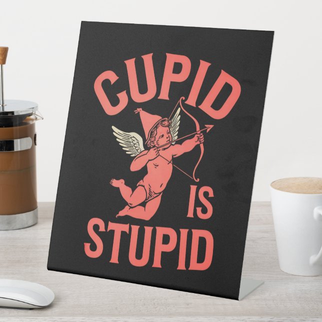 Cupid ist ein stupider Funny Valentine's Day Sockelschild (In Situ)