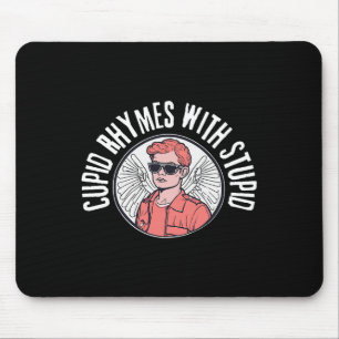 Cupid reimt sich mit dumm Lustiger Valentinstag Cu Mousepad