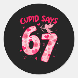 Cupid sagt 67 sechs sieben Valentinstag Jungen Mäd Runder Aufkleber
