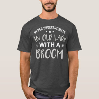 CurlingFunnyNiemalsUnterschätzungAnOldLadywithABro T-Shirt