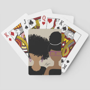 Curly Girl spielt Karten Spielkarten