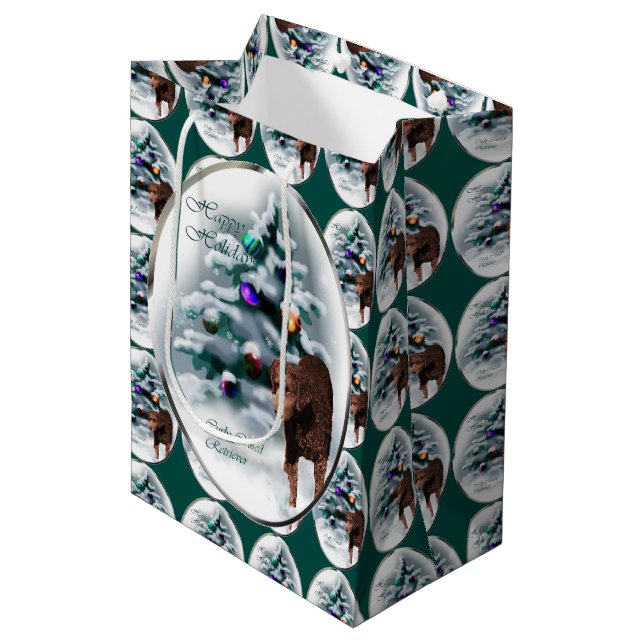 Curry Coated Retriever Weihnachten Mittlere Geschenktüte (Vorderseite Schrägansicht)