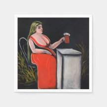 Curvy-Frau mit einer Tasse Bier