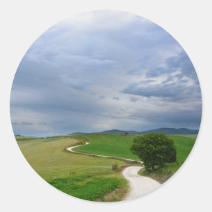 Curvy Straße in Richtung zu einem runden Aufklebe Runder Aufkleber