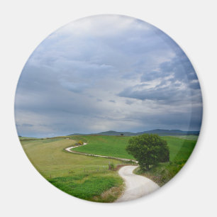 Curvy Straße in Richtung zu einem runden Magneten Magnet