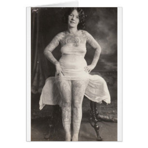 Curvy tätowierte Dame