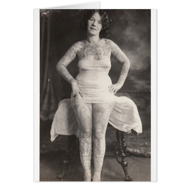 Curvy tätowierte Dame (Vorne)