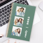 Custom 3-Foto Personalisiert Eucalyptus Green 2025 Planer<br><div class="desc">Passen Sie diesen modernen Planer einfach an,  indem Sie die drei Beispielbilder durch Ihre bevorzugten quadratischen Fotos ersetzen. Fügen Sie Ihren Namen oder Monogramm Initialen und das Jahr in chunky weißen Typografie auf einem trendy eukalyptus grünen Hintergrund.</div>