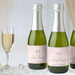 Custom 40 fabelhafte Geburtstag Rose Gold Glitzer<br><div class="desc">Einfaches und elegantes 40. Geburtstagsweinlabel. Eine feminine Rose Gold, rot-rosa Hintergrund mit Rose Gold Imitate Glitzer Tropfen, Farbe Tropfen aussehen. Mit dem Text: 40 und fabelhaft. Personalisieren und fügen Sie einen Namen und ein Datum hinzu. Geburtsdatum oder Geburtsdatum des Party. Grauer Text. Das Wort Fabulous wird mit einem modernen handgeschriebenen...</div>