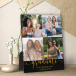 Custom 4 Foto Grid Collage Gold Graduate Fotoplatte<br><div class="desc">Chic Foto-Plakette ist ein leicht zu zeigendes Abschluss-Geschenk. Laden Sie vier Ihrer Lieblings-Fotos des Absolventen und Freunde als Erinnerung der Studienjahre hoch. Ihre Fotos werden in quadratischer / instagram-Format in einer einfachen Grid-Stil Foto-Collage angezeigt. Der "Graduierte" wird handschriftlich in goldenem Glitzer geschrieben und der Name und das Klassenjahr des Absolventen...</div>