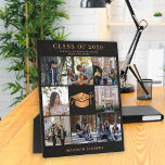 Custom 8 Foto Collage Gold schwarzer Graduiertenna Fotoplatte<br><div class="desc">Stilvoll und modern,  elegant und elegant,  Absolventen der Klasse und der personalisierten Abschluss-Plakette in der Schule mit einem Imitat aus metallischem Gold Kupferschälchen Oberteil aus Kupfer und 8 kundenspezifische Fotos über einem schwarzen Leder wie (PRINTED TEXTURE) Hintergrund.</div>