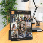 Custom 9 Foto Collage Gold schwarzer Graduiertenna Fotoplatte<br><div class="desc">Stilvoll und modern,  elegant,  Graduiertenname,  Jahrgangsklasse und personalisierte Abschluss-Sake-Plakette in der Schule mit einem Imitat aus metallischem goldenen Kupferschweißdeckel und 9 kundenspezifische Fotos auf schwarzem Leder wie (PRINTED TEXTURE) Hintergrund.</div>