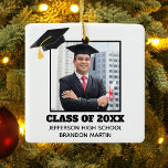 Custom Abschluss Senior Portrait Foto 2025-Klasse Keramikornament<br><div class="desc">Dieses maßgeschneiderte Weihnachtsschmuck für den Senioren zeigt Ihr Abschluss-Foto unter einem schwarzen Graduierdeckel. Personalisieren Sie Ihre Unterrichtszeit,  Schule und nennen Sie ein tolles Geschenk für einen geschlossen Schüler.</div>