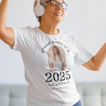 Custom Arch Foto Proud Nana von 2025 Graduate T-Shirt<br><div class="desc">Custom Arch Foto Proud Nana von 2025 Graduate. Speziell für Nana oder Wechsel, wie Sie wünschen, dass neu graduierte Studenten mit Stolz tragen. Das Foto Ihres Abschlusses ist in einem Bogen-Form, und das Jahr groß und kühn, mit dem Namen des Absolventen und High School. Personalisieren Sie den Text ganz nach...</div>