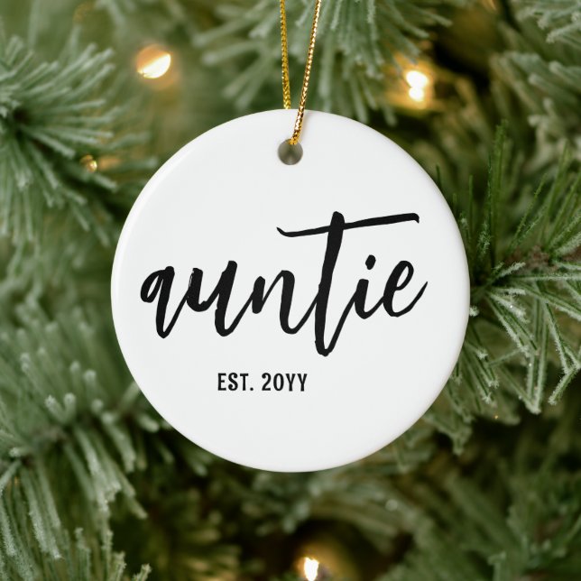 Custom Auntie Est. Modern Brush Script Typografie Keramik Ornament (Baum)