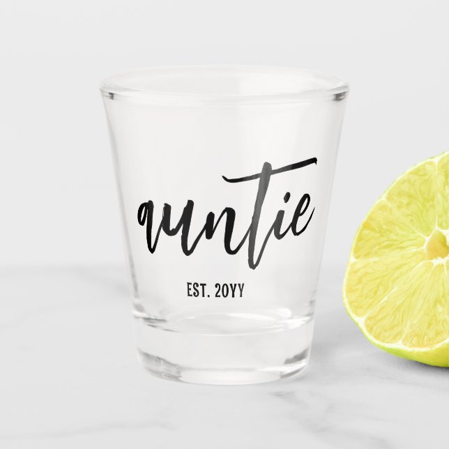 Custom Auntie Est. Modern Brush Script Typografie Schnapsglas (Vorderseite)