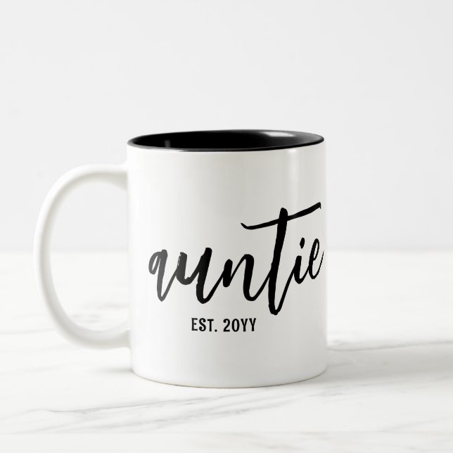 Custom Auntie Est. Modern Brush Script Typografie Zweifarbige Tasse (Links)