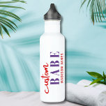 Custom Babe Funny Sprichwort Personalisierter Name Edelstahlflasche<br><div class="desc">Custom Babe Funny Sprichwort Personalisiert Name Water Bottle bietet ein einfaches Design mit dem Text "custom babe" in modernen roten und lila Kalligraphie Skript Typografie und personalisiert mit Ihrem Namen. Ideal für ein lustiges Geschenk für Mama, beste Freunde, Freundin, zum Geburtstag, Weihnachten, Feiertage, Muttertag und mehr. Von Evco Studio entworfen...</div>