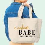 Custom Babe Funny Sprichwort Personalisierter Name Jumbo Stoffbeutel<br><div class="desc">Custom Babe Funny Sprichwort Personalisiert Name Tragetaschen bietet ein einfaches Design mit dem Text "custom babe" in modernen schwarz-goldenen Kalligraphie Skript Typografie und personalisiert mit Ihrem Namen. Ideal für ein lustiges Geschenk für Mama,  beste Freunde,  Freundin,  zum Geburtstag,  Weihnachten,  Feiertage,  Muttertag und mehr. Von Evco Studio entworfen www.zazzle.com/store/evcostudio</div>