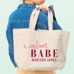 Custom Babe Funny Sprichwort Personalisierter Name Jumbo Stoffbeutel<br><div class="desc">Custom Babe Funny Sprichwort Personalisiert Name Tragetaschen bietet ein einfaches Design mit dem Text "custom babe" in modernen rosa Kalligraphie Skript Typografie und personalisiert mit Ihrem Namen. Ideal für ein lustiges Geschenk für Mama,  beste Freunde,  Freundin,  zum Geburtstag,  Weihnachten,  Feiertage,  Muttertag und mehr. Von Evco Studio entworfen www.zazzle.com/store/evcostudio</div>