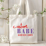 Custom Babe Funny Sprichwort Personalisierter Name Tragetasche<br><div class="desc">Custom Babe Funny Sprichwort Personalisiert Name Tragetaschen bietet ein einfaches Design mit dem Text "custom babe" in modernen lila und roten Kalligraphie Skript Typografie und personalisiert mit Ihrem Namen. Ideal für ein lustiges Geschenk für Mama, beste Freunde, Freundin, zum Geburtstag, Weihnachten, Feiertage, Muttertag und mehr. Von Evco Studio entworfen www.zazzle.com/store/evcostudio...</div>
