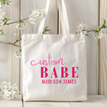 Custom Babe Funny Sprichwort Personalisierter Name Tragetasche<br><div class="desc">Custom Babe Funny Sprichwort Personalisiert Name Tragetaschen bietet ein einfaches Design mit dem Text "custom babe" in modernen rosa Kalligraphie Skript Typografie und personalisiert mit Ihrem Namen. Ideal für ein lustiges Geschenk für Mama,  beste Freunde,  Freundin,  zum Geburtstag,  Weihnachten,  Feiertage,  Muttertag und mehr. Von Evco Studio entworfen www.zazzle.com/store/evcostudio</div>