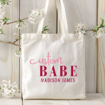 Custom Babe Funny Sprichwort Personalisierter Name Tragetasche<br><div class="desc">Custom Babe Funny Sprichwort Personalisiert Name Tragetaschen bietet ein einfaches Design mit dem Text "custom babe" in modernen rosa Kalligraphie Skript Typografie und personalisiert mit Ihrem Namen. Ideal für ein lustiges Geschenk für Mama,  beste Freunde,  Freundin,  zum Geburtstag,  Weihnachten,  Feiertage,  Muttertag und mehr. Von Evco Studio entworfen www.zazzle.com/store/evcostudio</div>